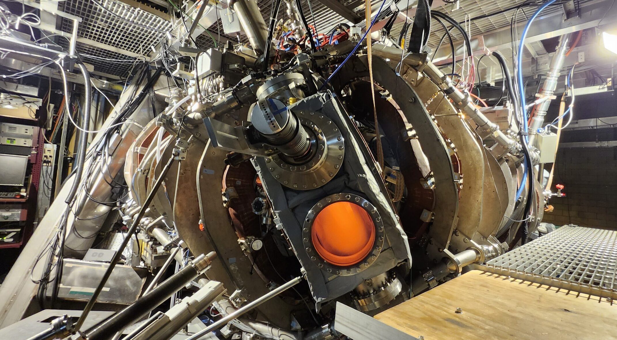 HSX during neon glow discharge